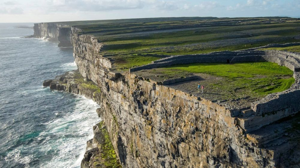 Fort de Dún Aonghasa sur les falaises des îles d'Aran - Irlande