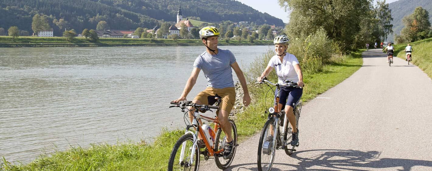 Cyclistes en vélo électrique sur la piste cyclable du Danube - Allemagne