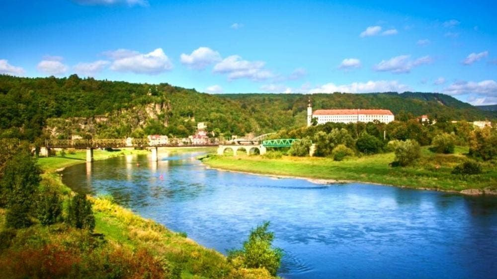 Vallée de l'Elbe et château perché surplombant la ville - Děčín - République tchèque