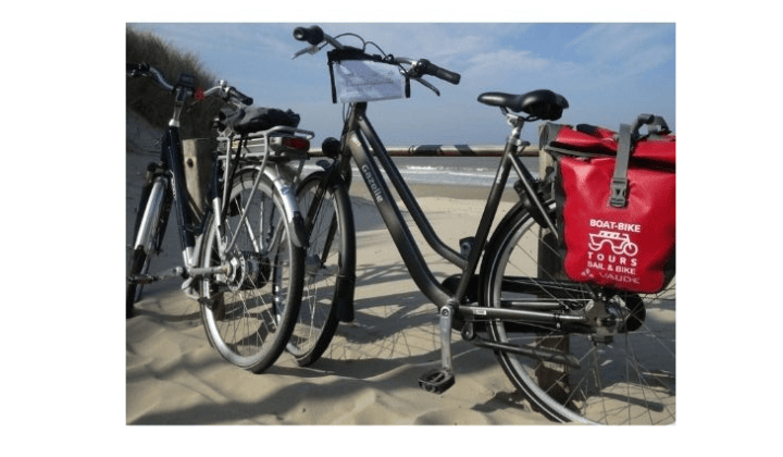 Velos electriques avec sacoches sur plage - Circuit bateau-velo Pays-Bas