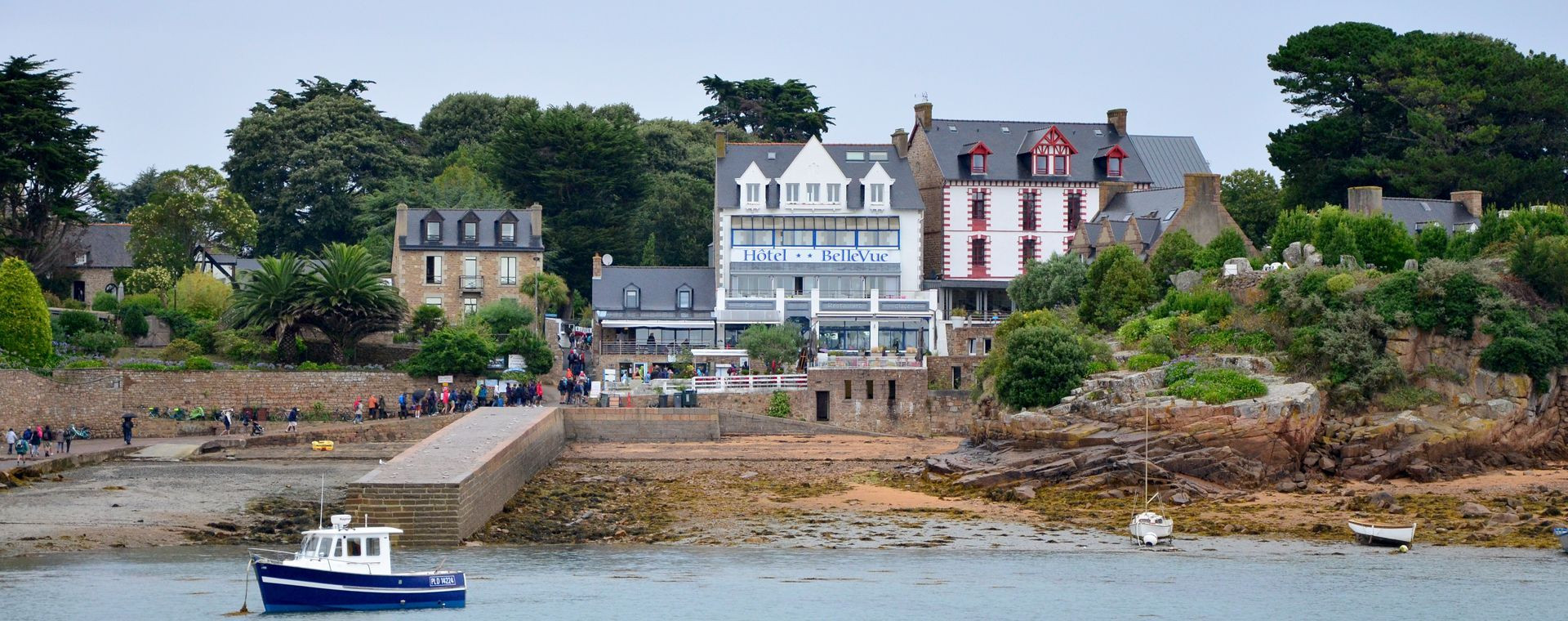 Embarcadère et hôtel face à l'île de Bréhat - Bretagne - France