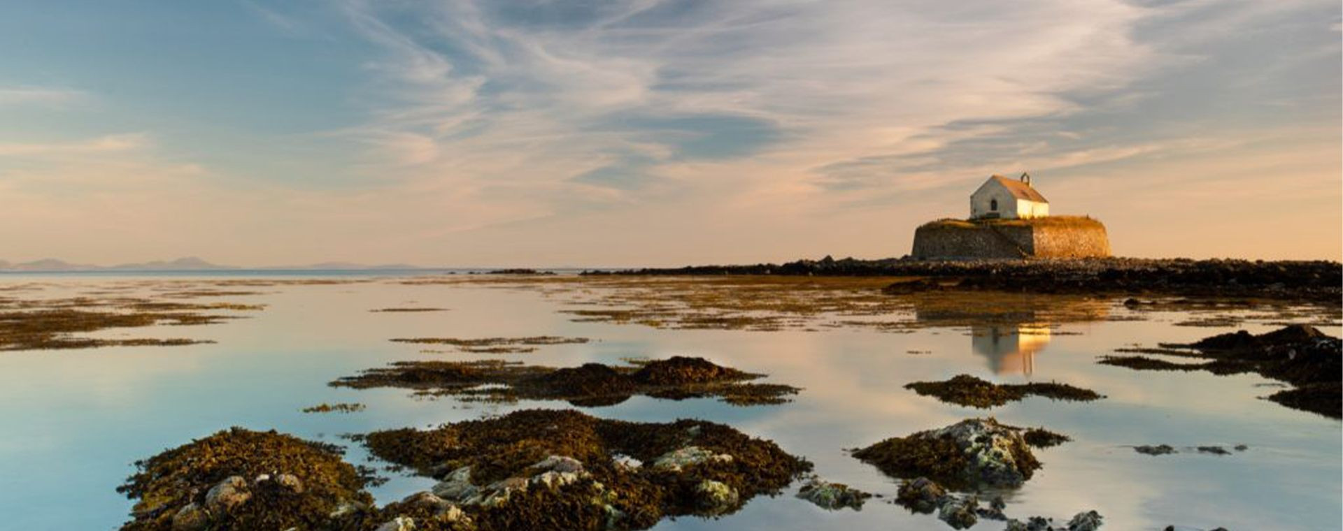Église de l'île Cwyfan à marée basse - Anglesey - Pays de Galles