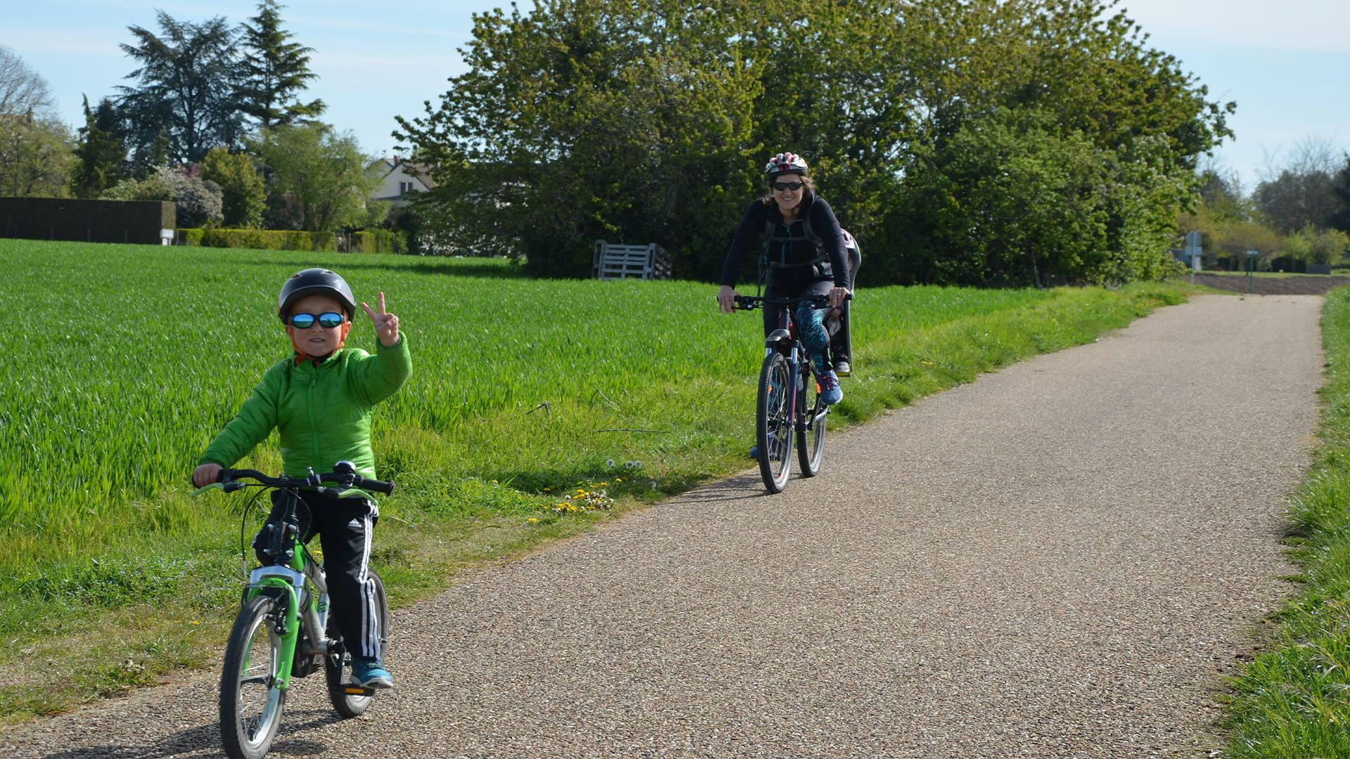 Famille à vélo sur la voie verte - Amboise - Val de Loire - France