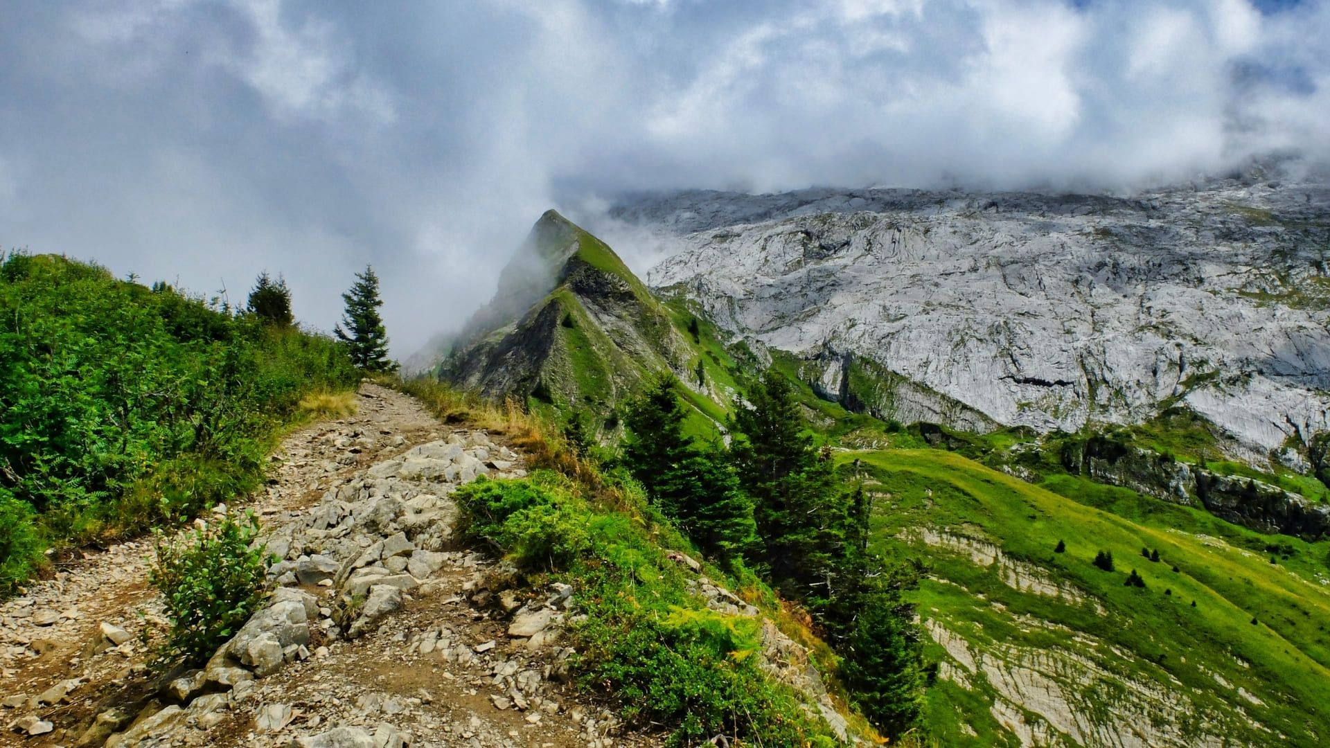 © Thomas Praire Sentier de randonnée vers le Chinaillon - Massif des Aravis - Alpes, France