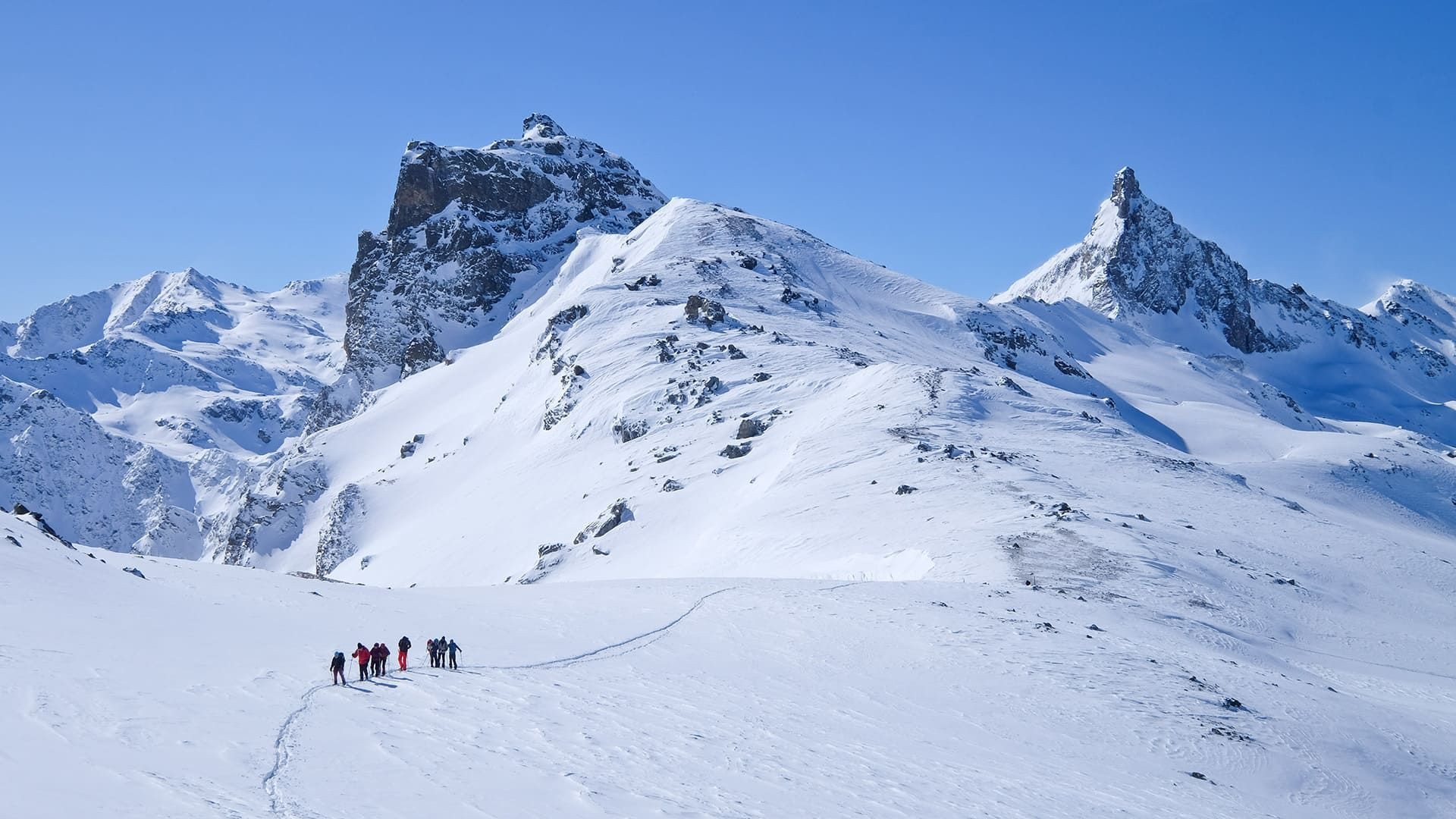 Randonneurs en raquettes vers la Tête des Toillies - Queyras - Alpes - France