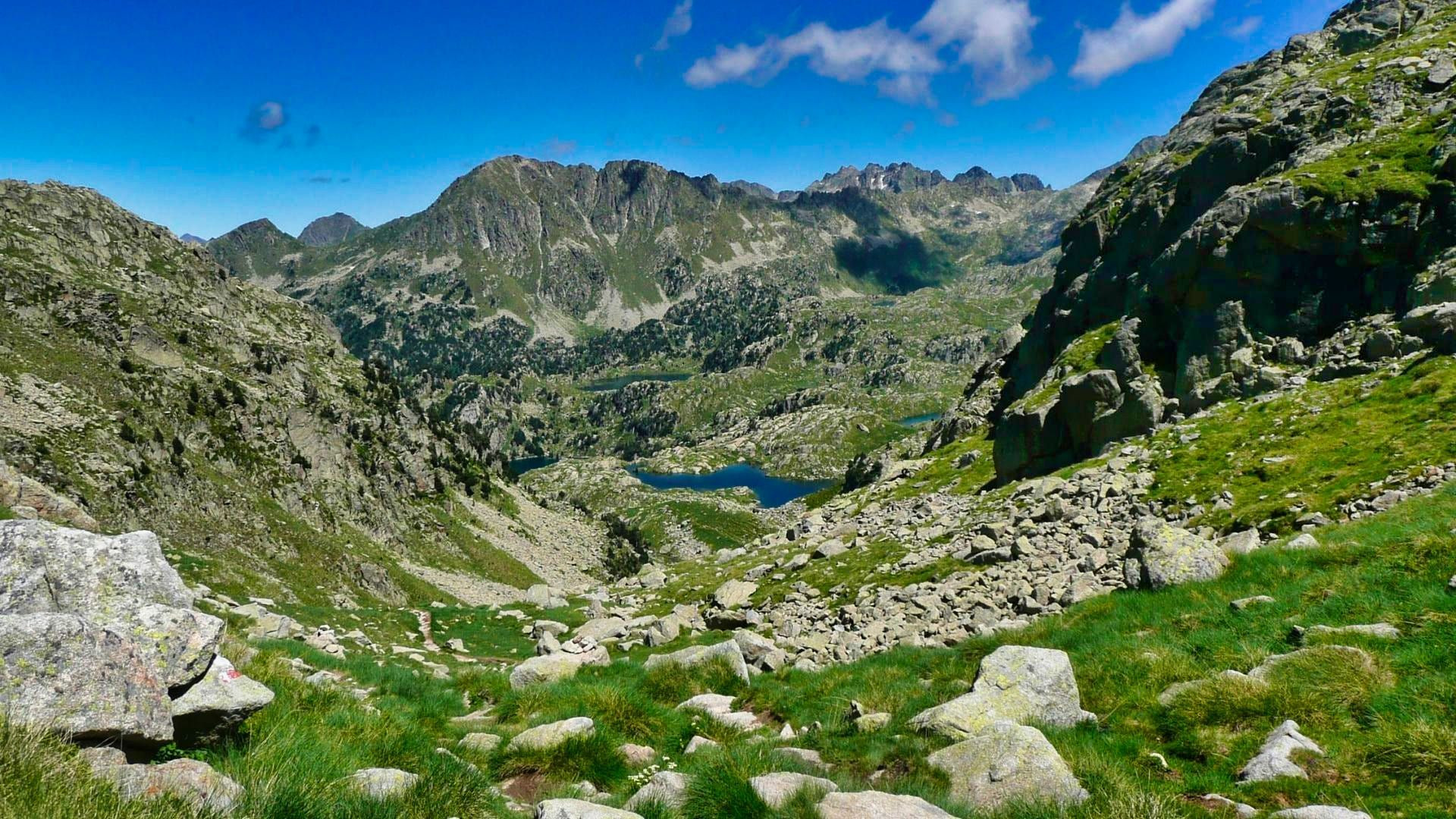 Massif des Encantats et lac de montagne - Pyrénées - Espagne