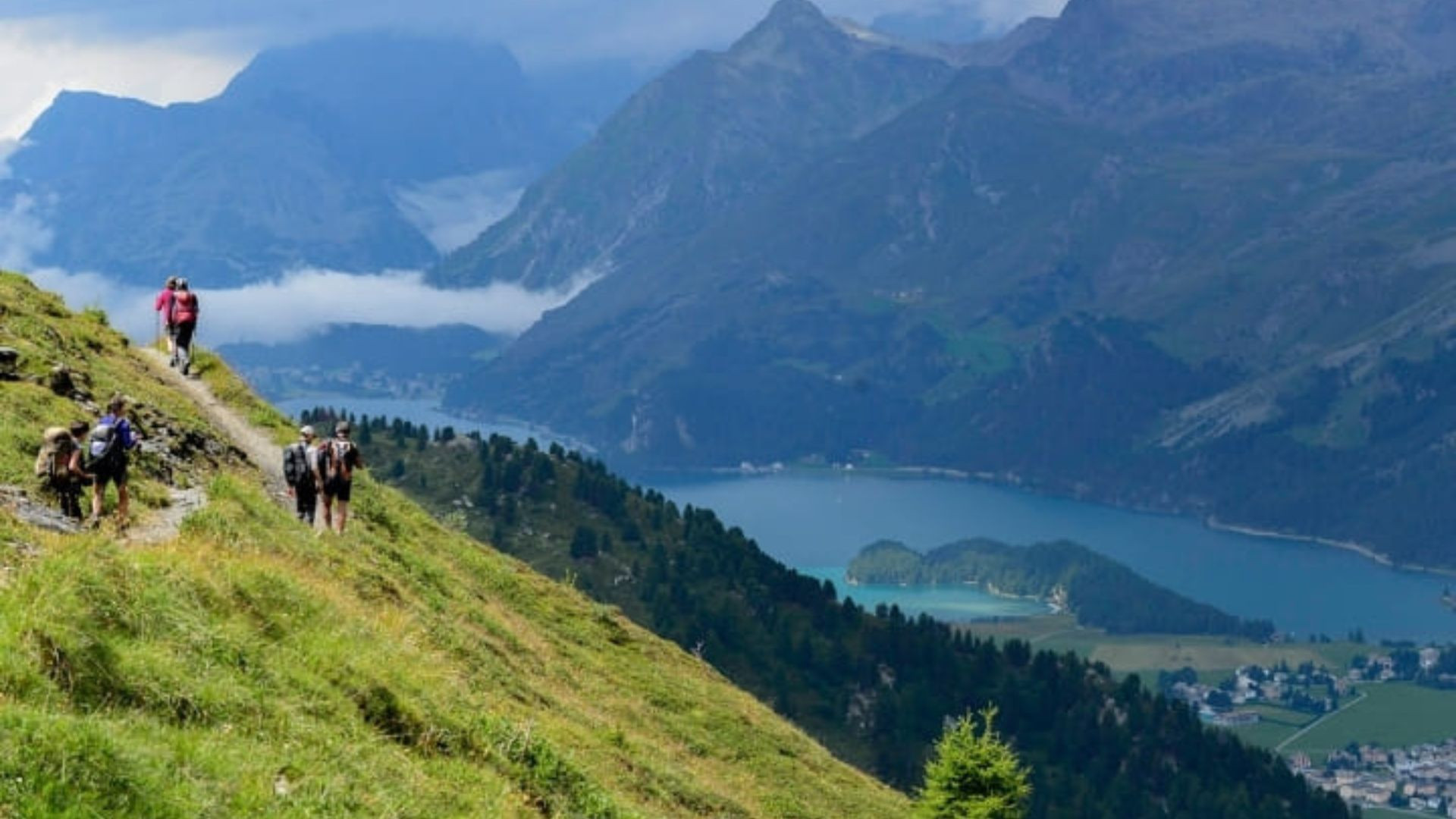 Randonneurs au-dessus des lacs de l'Engadine - Grisons - Suisse