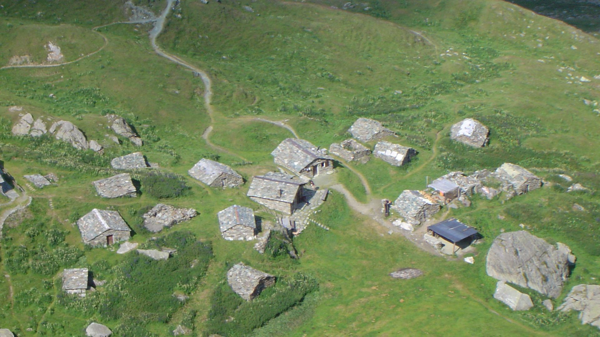 Hameau de chalets de pierre en alpage - Engadine - Suisse