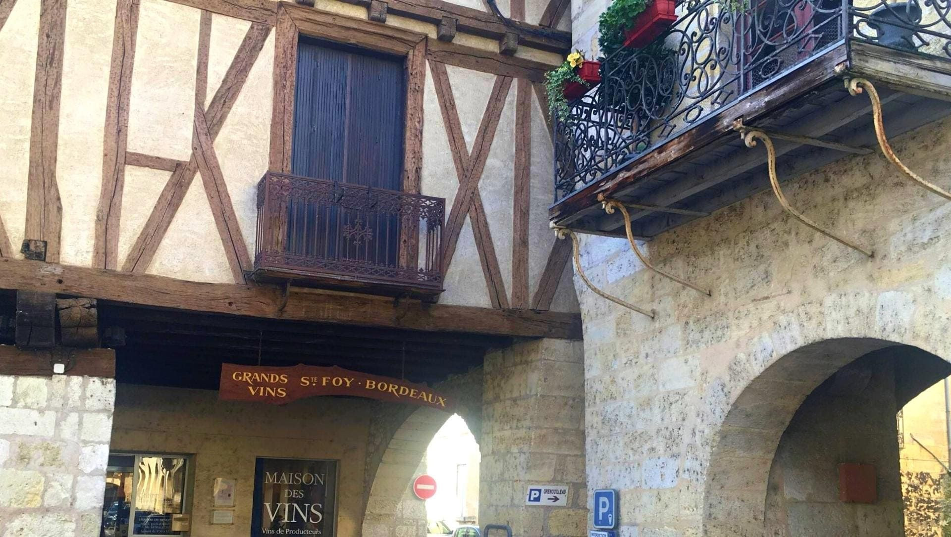 Façades à colombages et Maison des Vins - Périgord - France