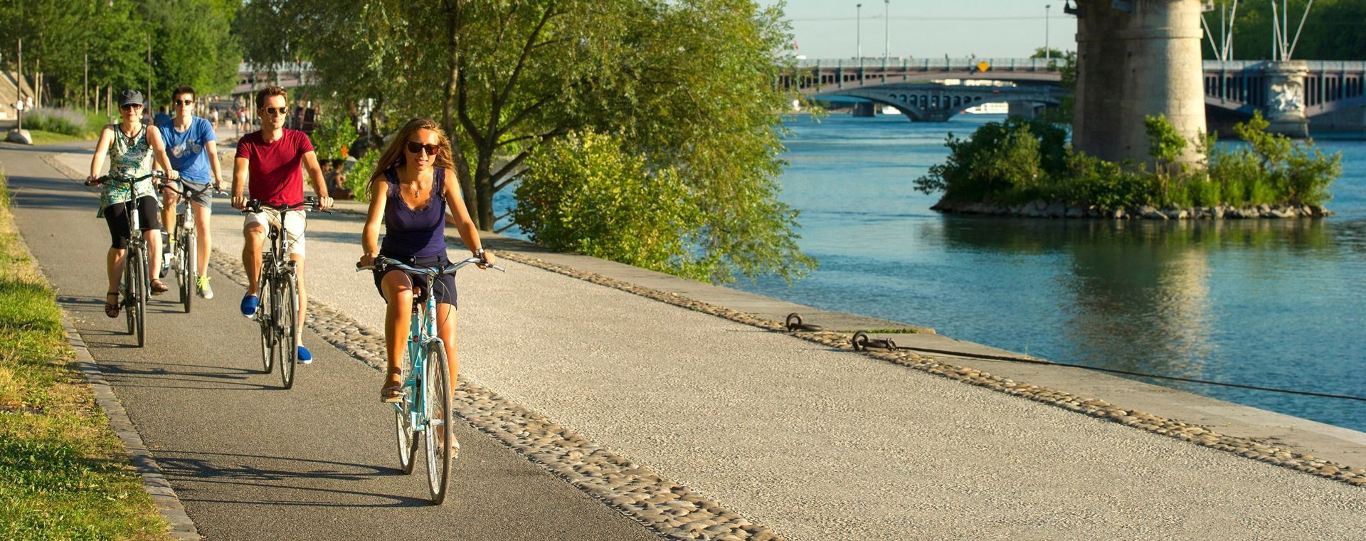 Cyclistes sur les berges du Rhône - Lyon - France