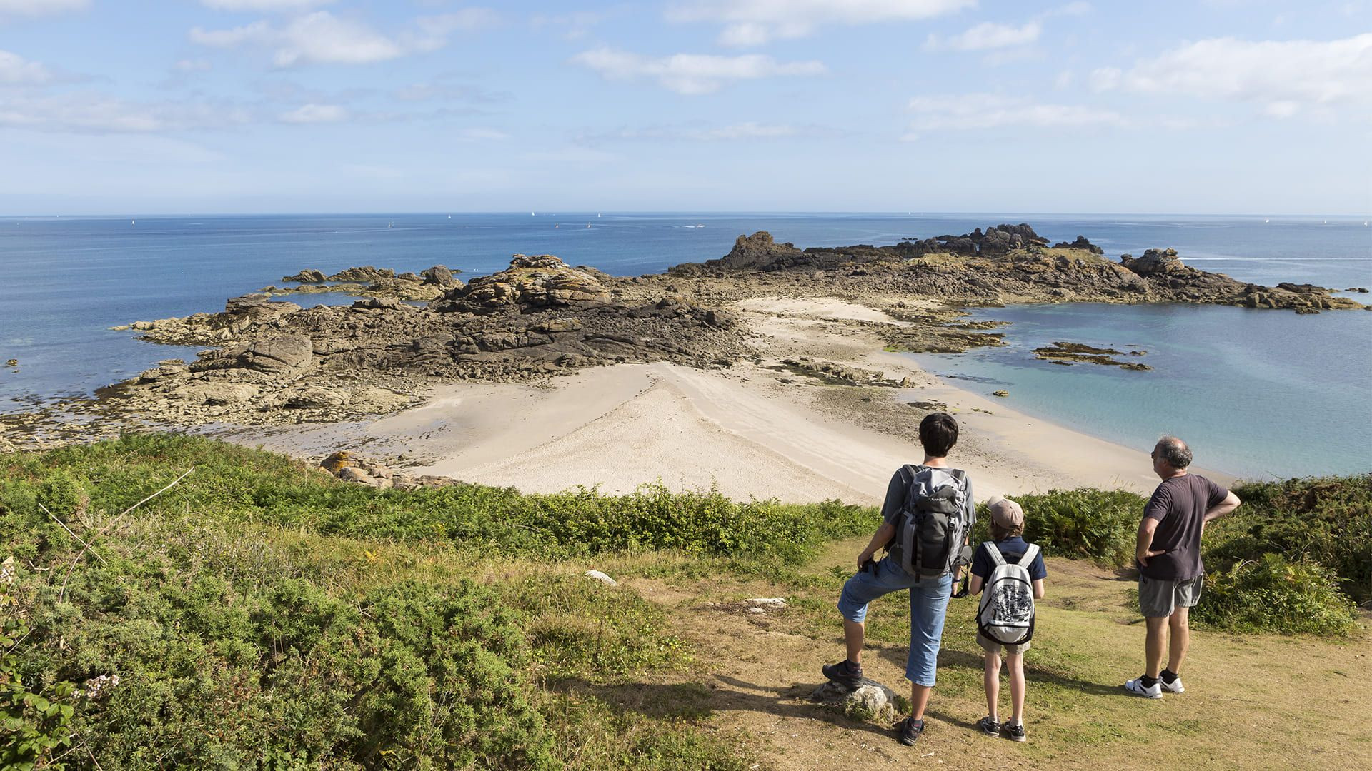 Famille admirant le littoral et une plage de sable - Côte bretonne - Bretagne - France