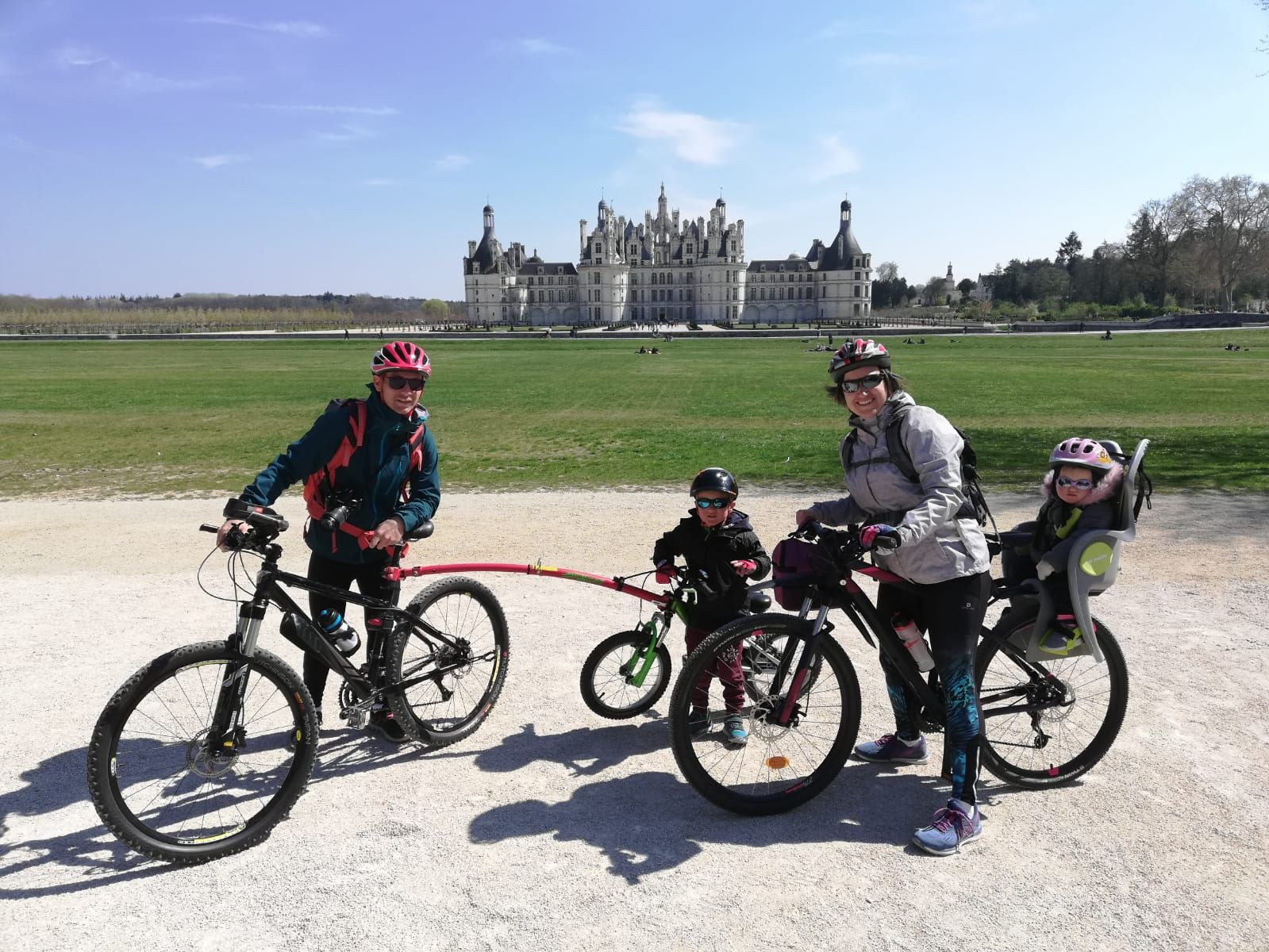 Famille à vélo devant le château de Chambord - Val de Loire - France