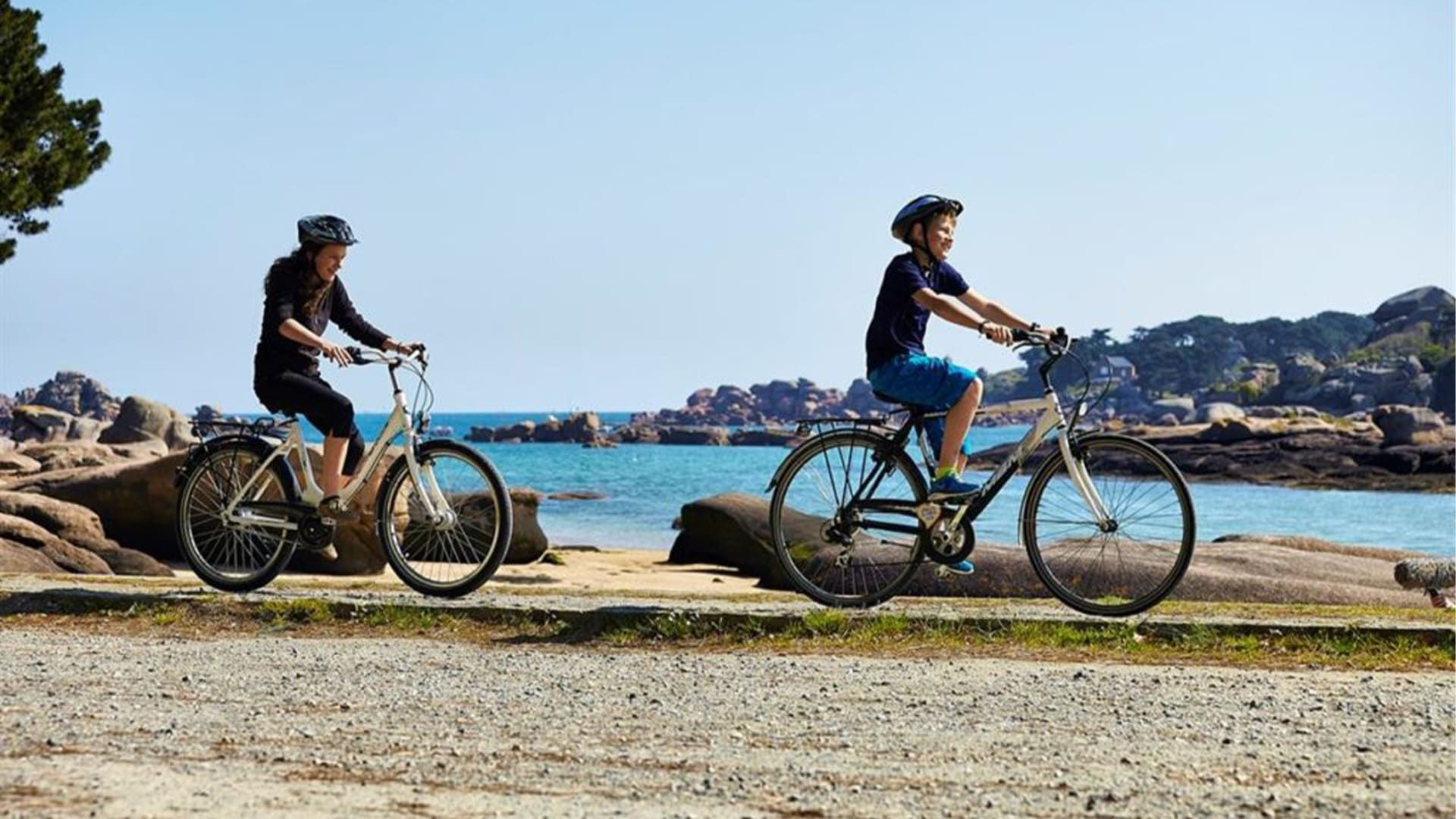 Famille à vélo sur la Côte de Granit Rose - Bretagne - France