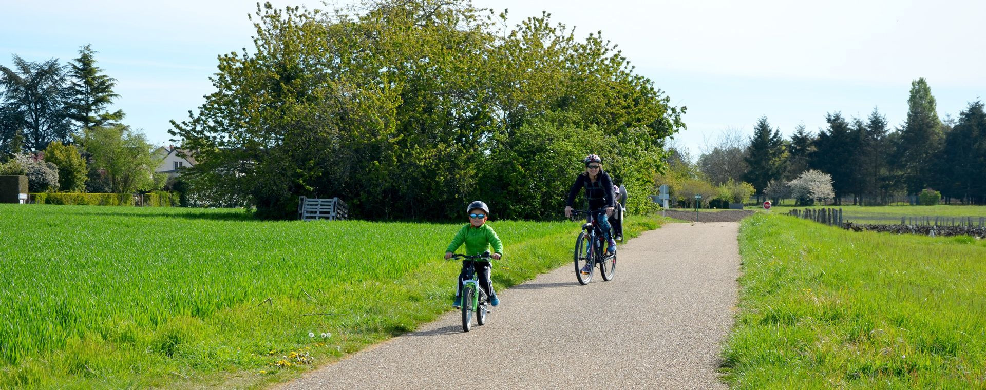 Famille à vélo sur la voie verte - Amboise - Touraine - France