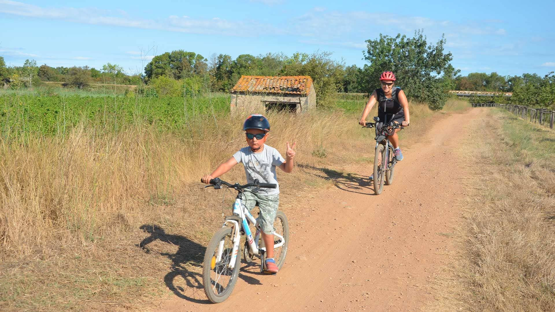 © Quentin Vanaker Famille à vélo sur un chemin de campagne - Canal du Midi - France