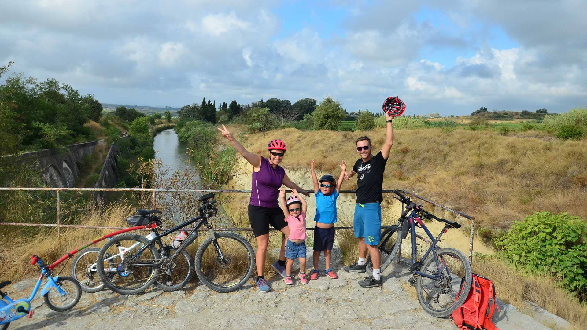 © Quentin Vanaker Famille à vélo au tunnel du Malpas sur le canal du Midi - France