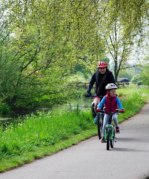 © Quentin Vanaker Famille à vélo sur la piste cyclable du canal de la Bruche - Alsace - France