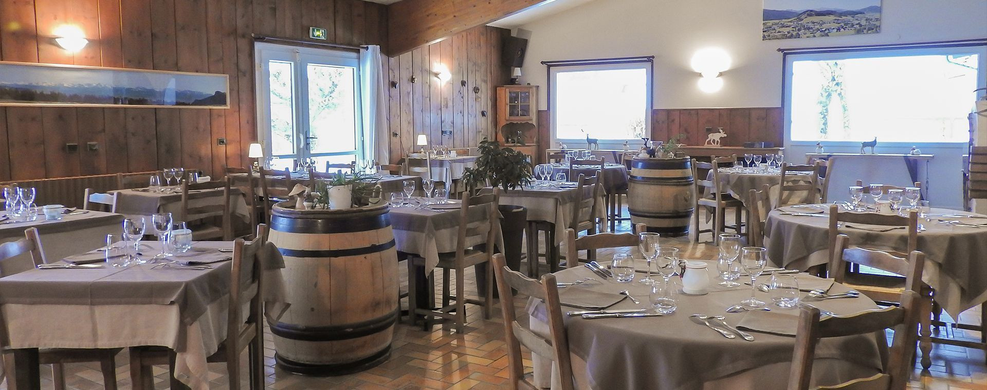 Salle de restaurant rustique avec tonneaux - Gironde - France