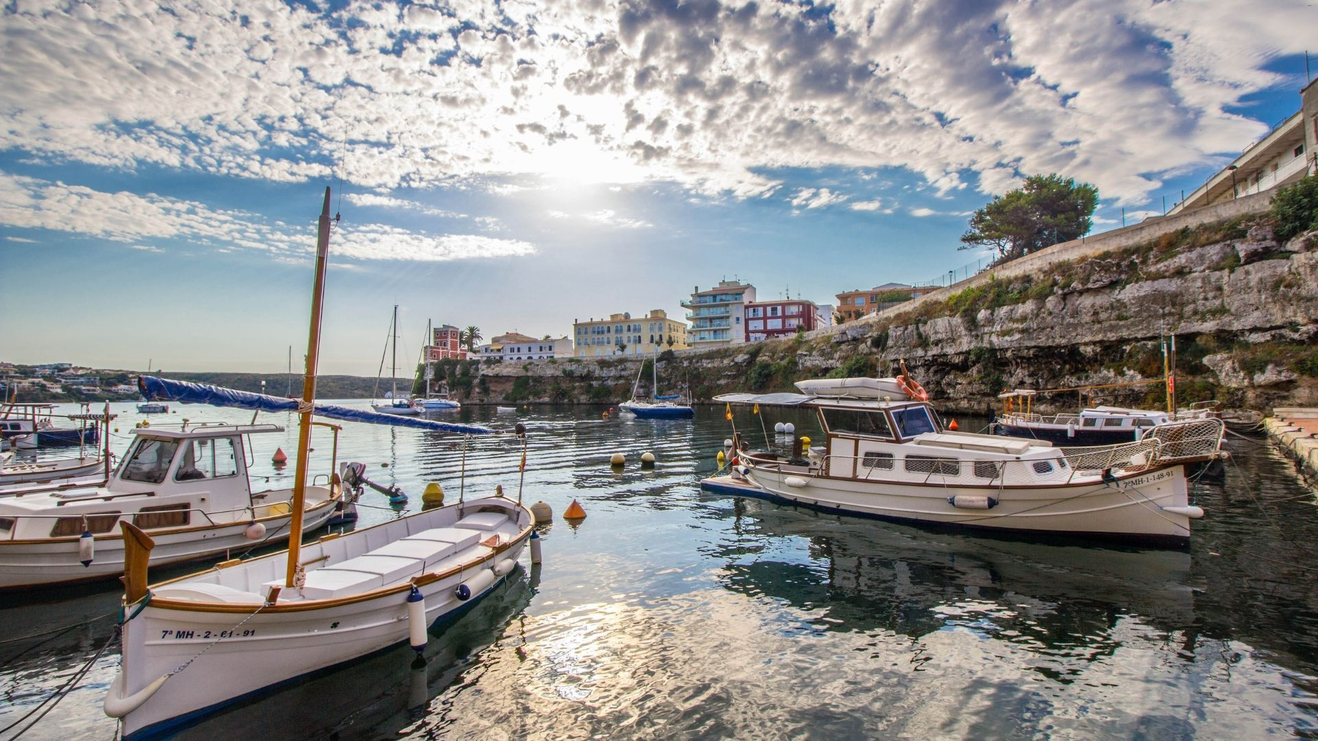 Barques de pêche dans un petit port - Minorque - Espagne