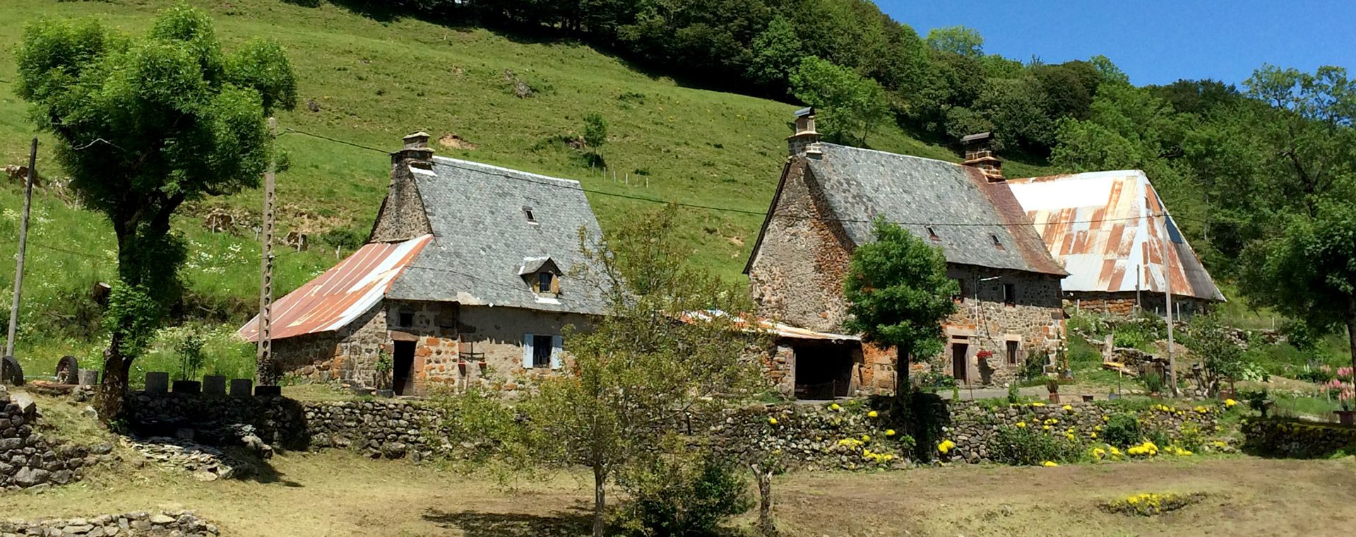 Fermes traditionnelles en pierre dans la montagne - Cantal - Auvergne - France