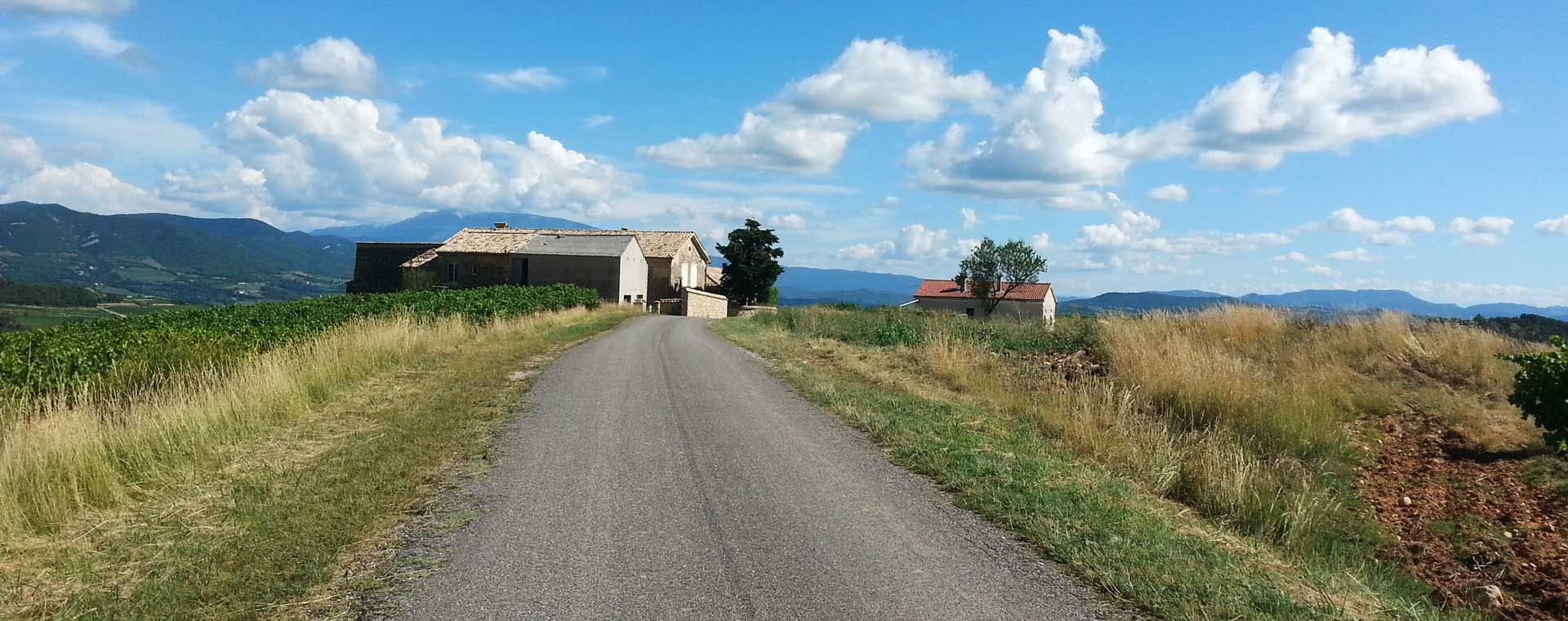 Ferme et route de campagne - Drôme provençale - France