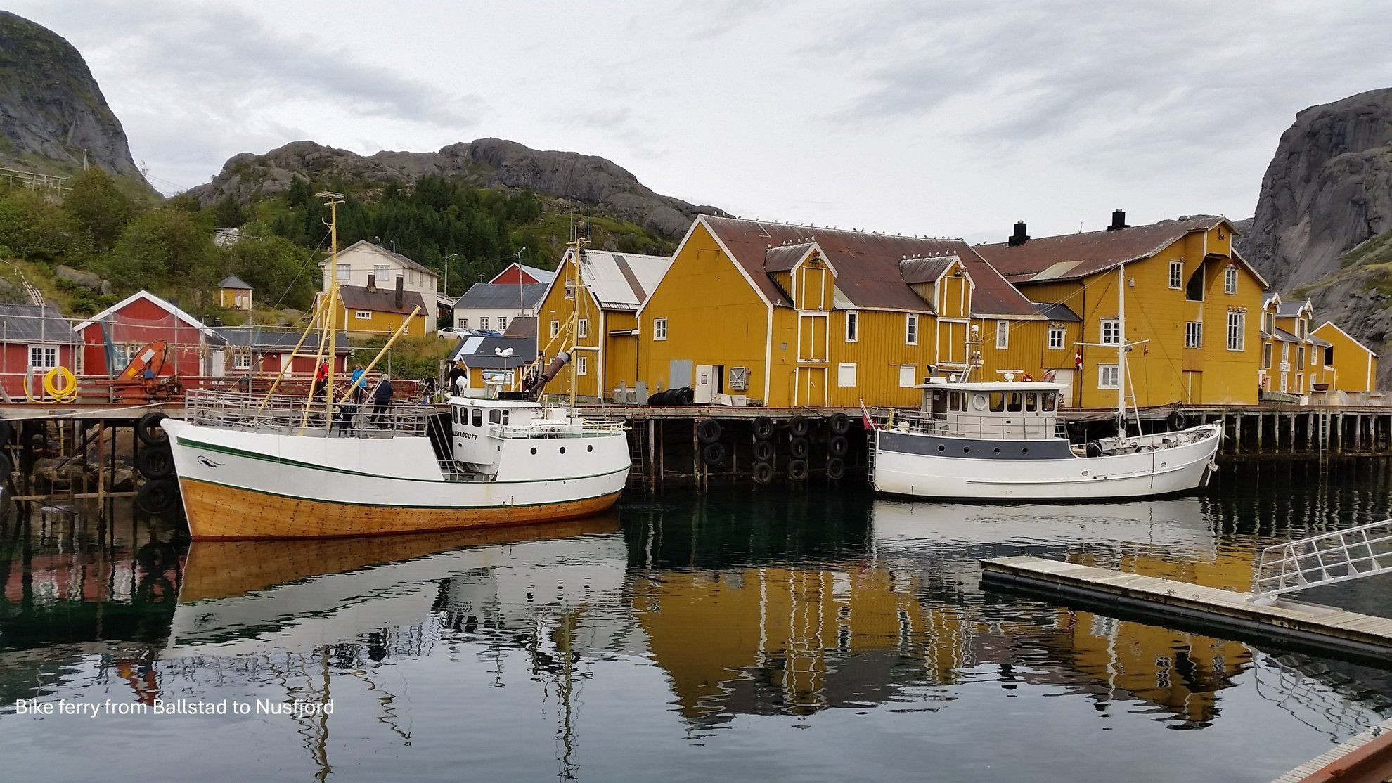 Bateaux de pêche et rorbuer jaunes du port - Nusfjord, Lofoten - Norvège