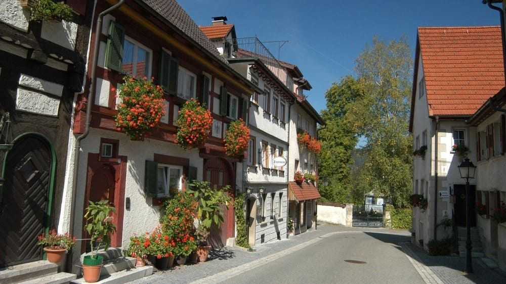 Ruelle fleurie aux maisons à colombages - Mühlheim - Bade-Wurtemberg, Allemagne