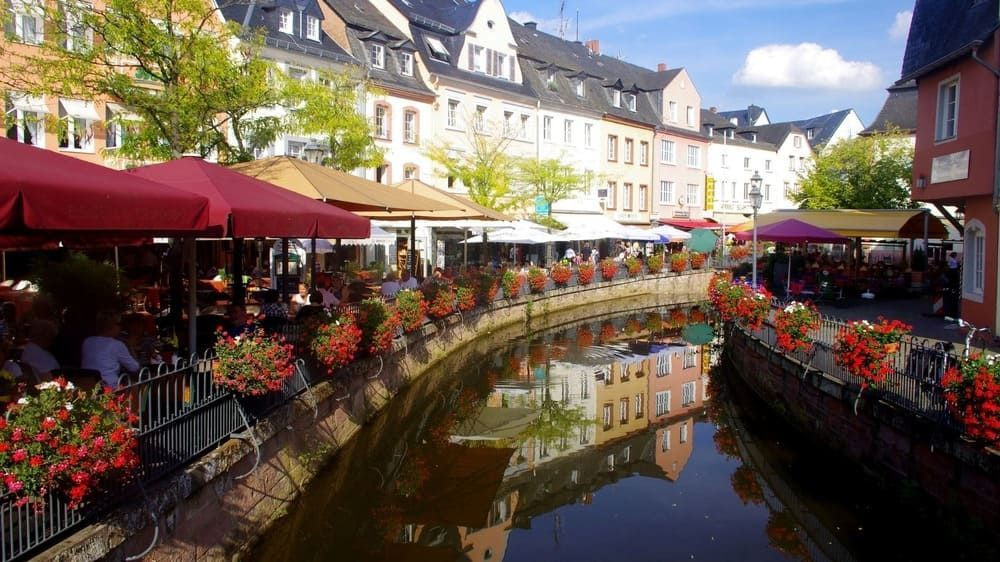 Canal et terrasses fleuries de la vieille ville de Saarbourg - Sarre - Allemagne