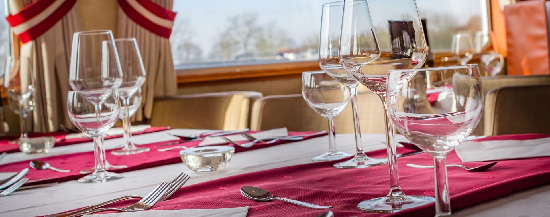 Table dressée du restaurant à bord du Fluvius - Pays-Bas