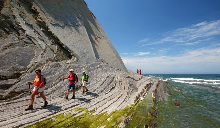 Randonneurs sur la côte de flysch à Sakoneta - Pays basque - Espagne