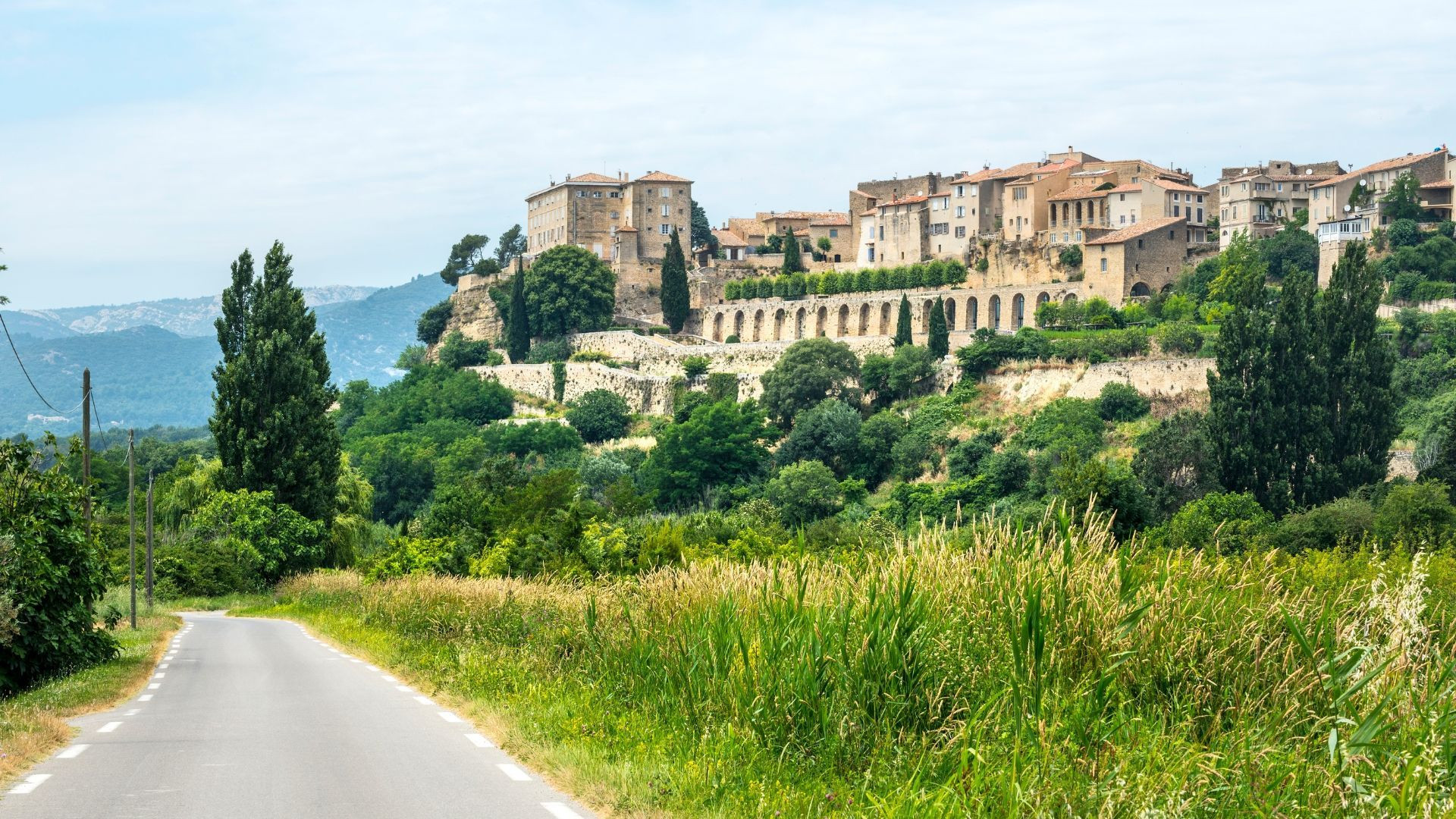 Village perché au-dessus des collines - Luberon - Provence - France