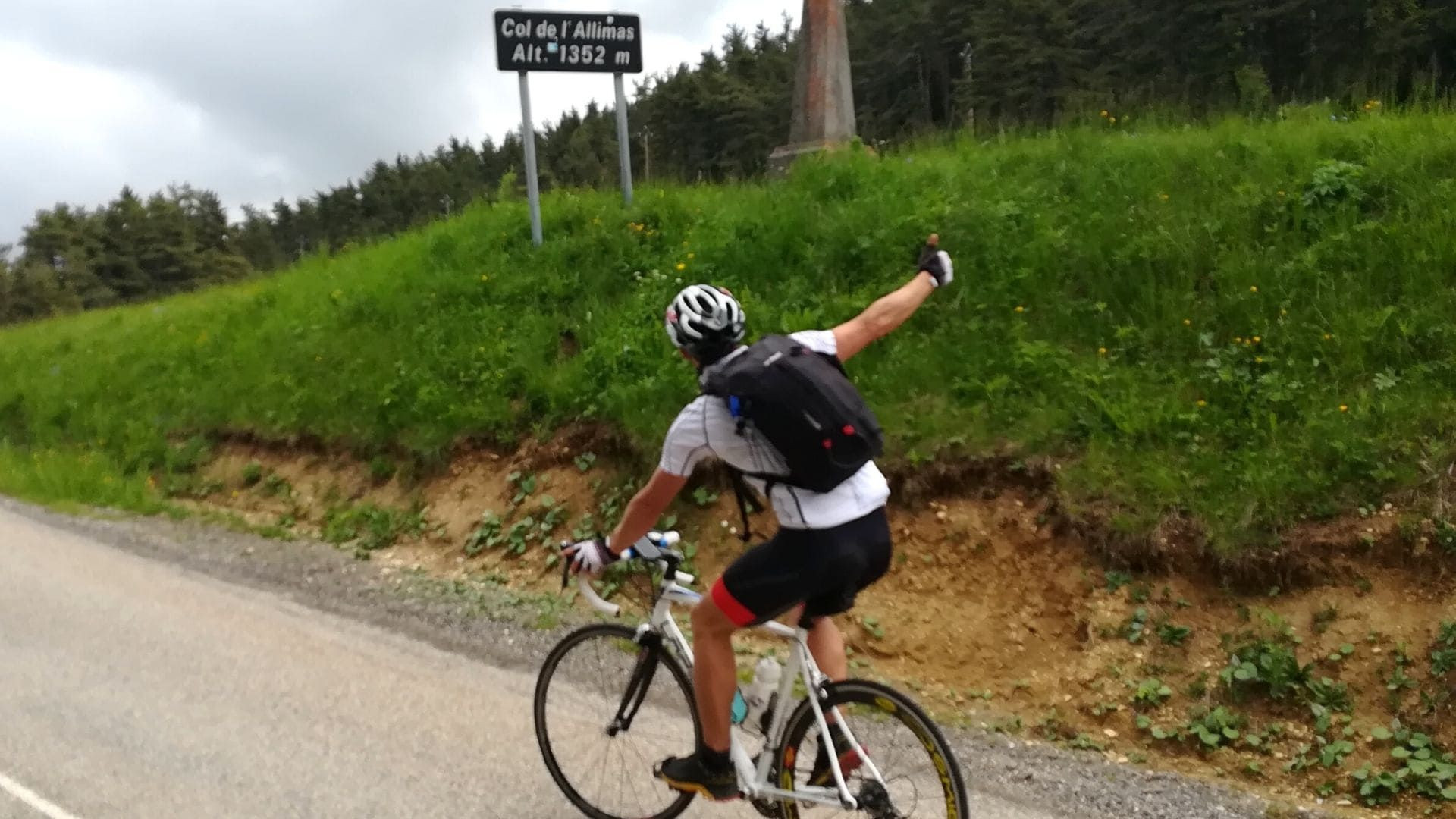 Cycliste au sommet du col de l'Allimas - Vercors - Isère - France