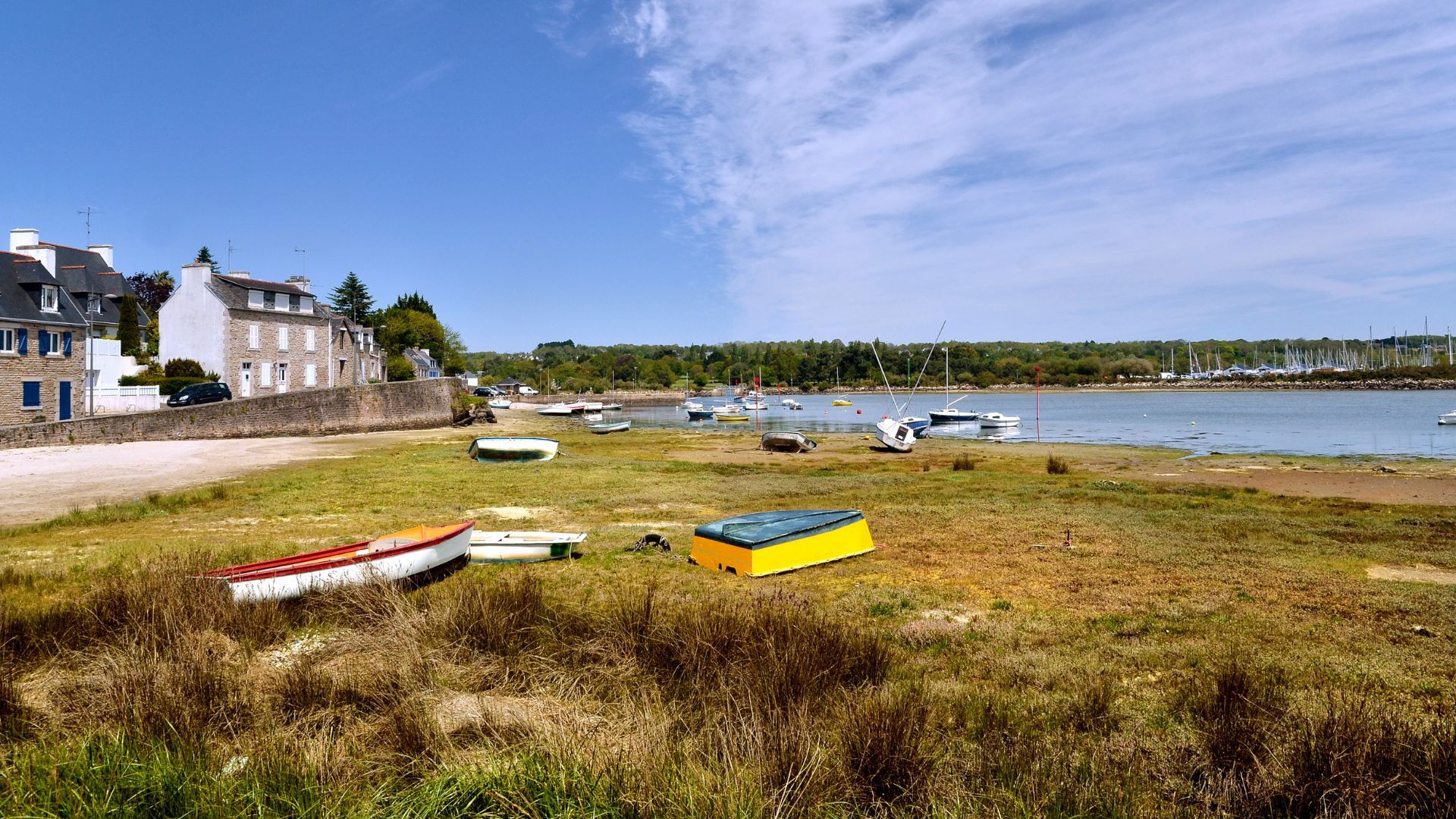 © Adobe Stock Barques échouées et maisons en bord de ria - Fouesnant - Bretagne