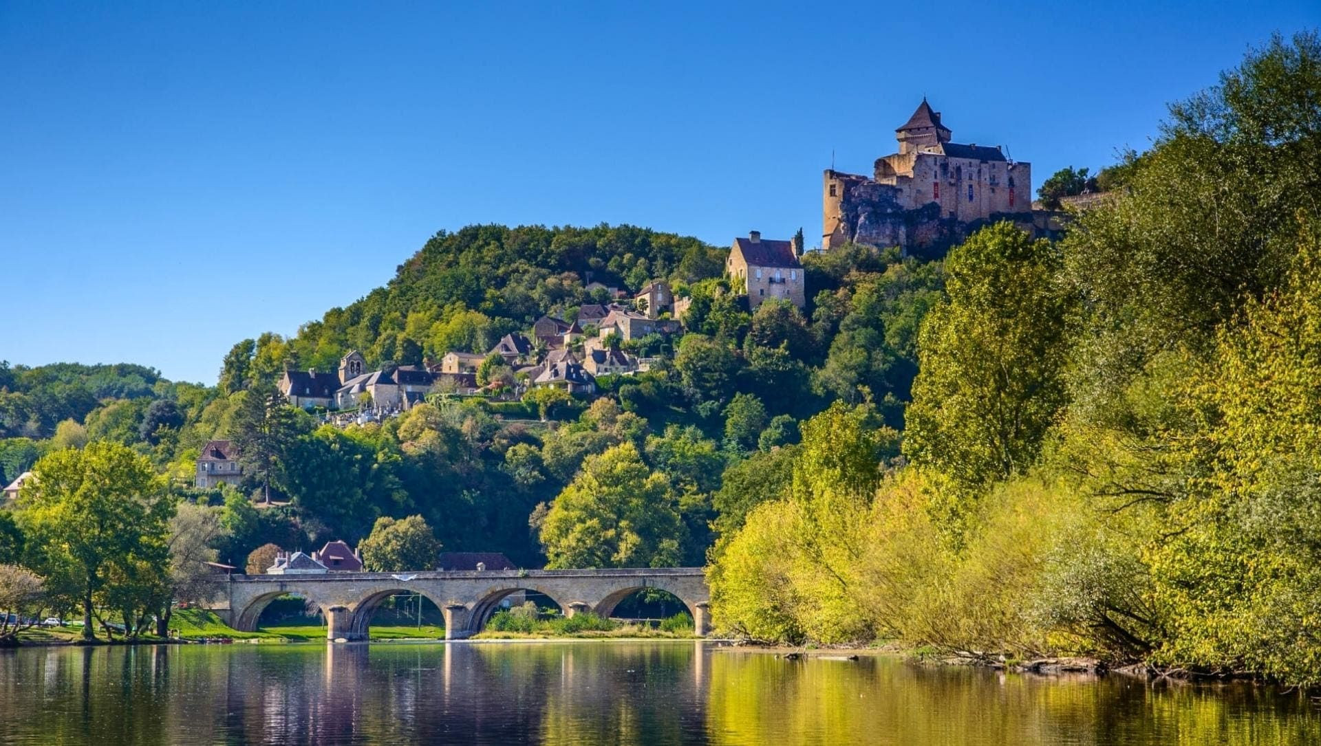 Château de Castelnaud surplombant la Dordogne - Périgord - France