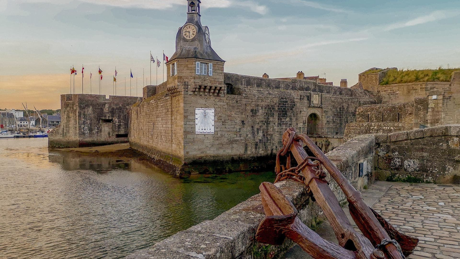 Remparts de la Ville Close au crépuscule - Concarneau - Bretagne - France