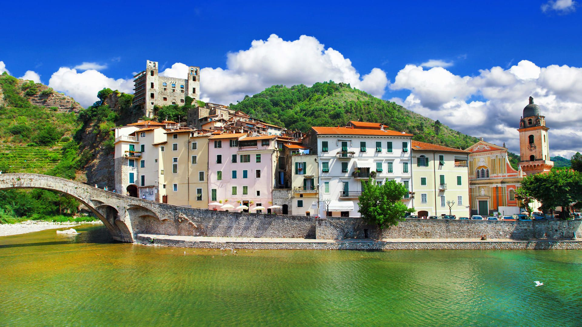 © Fotolia Pont médiéval et château Doria - Dolceacqua - Ligurie - Italie