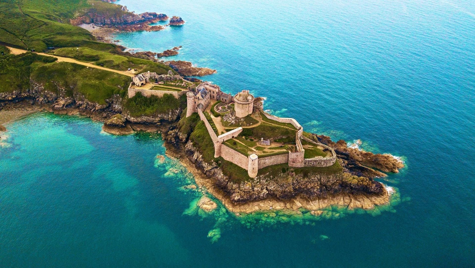 © Adobe Stock Fort la Latte sur son éperon rocheux au Cap Fréhel - Bretagne - France