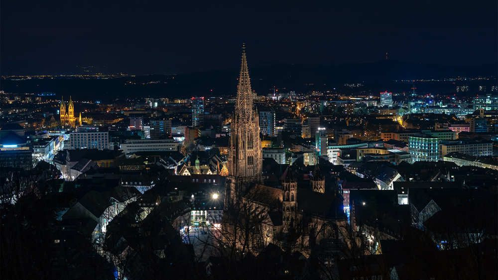 Cathédrale de Fribourg illuminée la nuit - Forêt-Noire - Allemagne