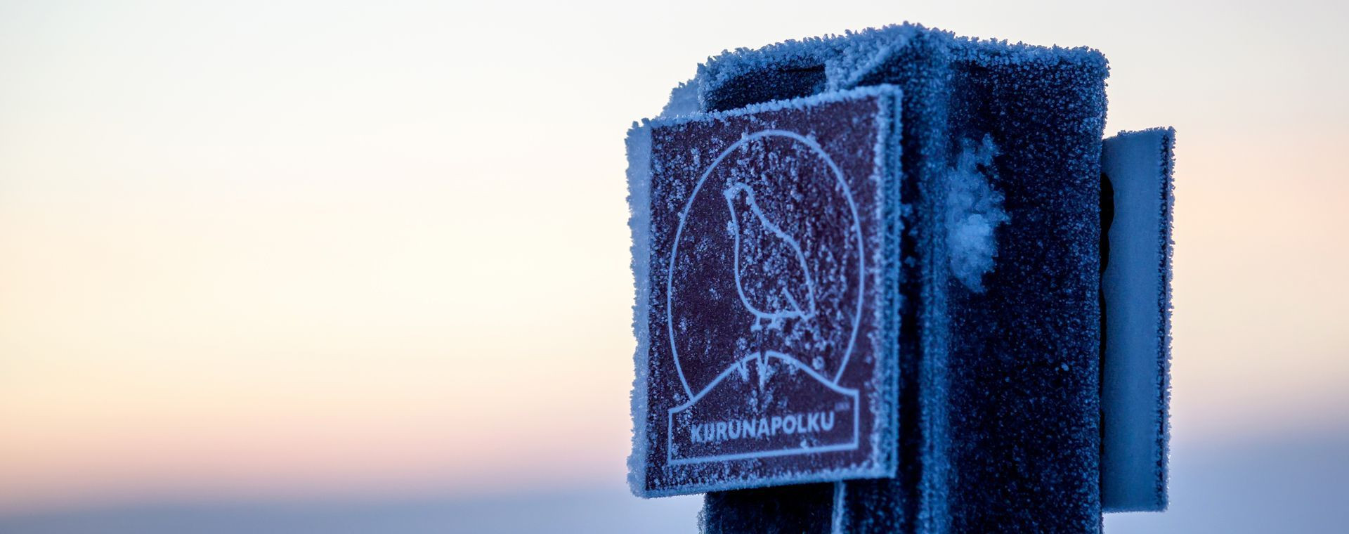 Balise givrée du sentier Kiirunapolku au lever du soleil - Kiilopää - Laponie finlandaise
