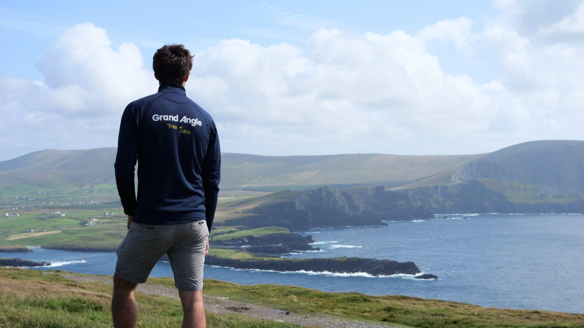 Randonneur face aux falaises côtières - Anneau du Kerry - Irlande