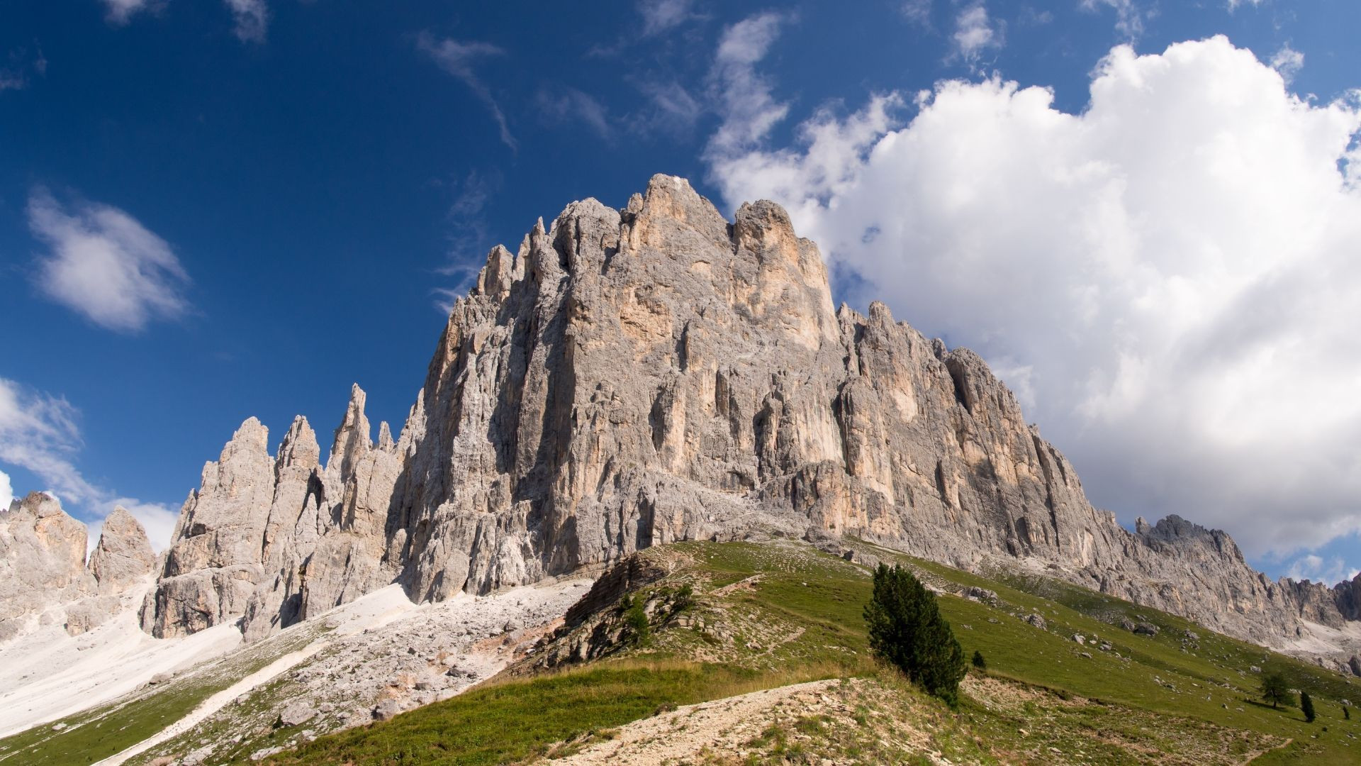 Paroi rocheuse escarpée sous les nuages - Dolomites - Italie