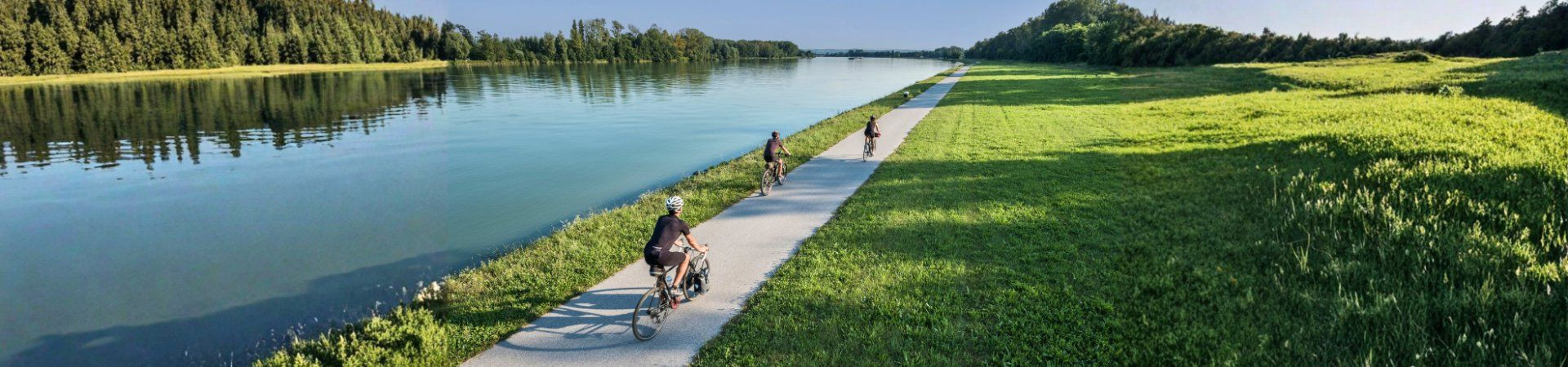 Cyclistes sur une piste le long d'un canal - Bavière - Allemagne