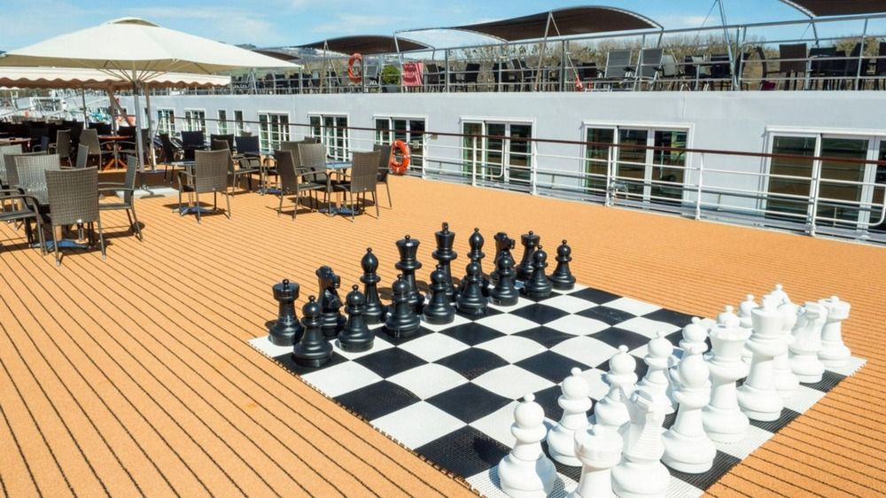 Jeu d'échecs géant sur le pont soleil d'un bateau de croisière fluviale