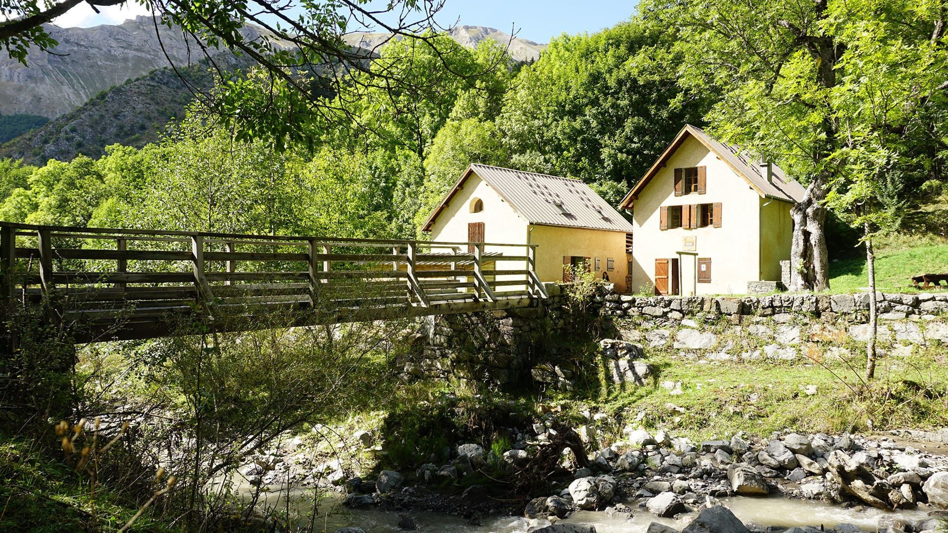 © Lisa Simtob Gîte de montagne au bord du torrent à Chaudun - Hautes-Alpes - France