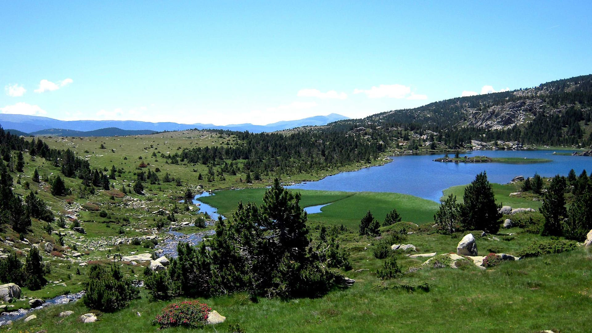 Lac de montagne et pelouses du GR 10 - Cerdagne - France