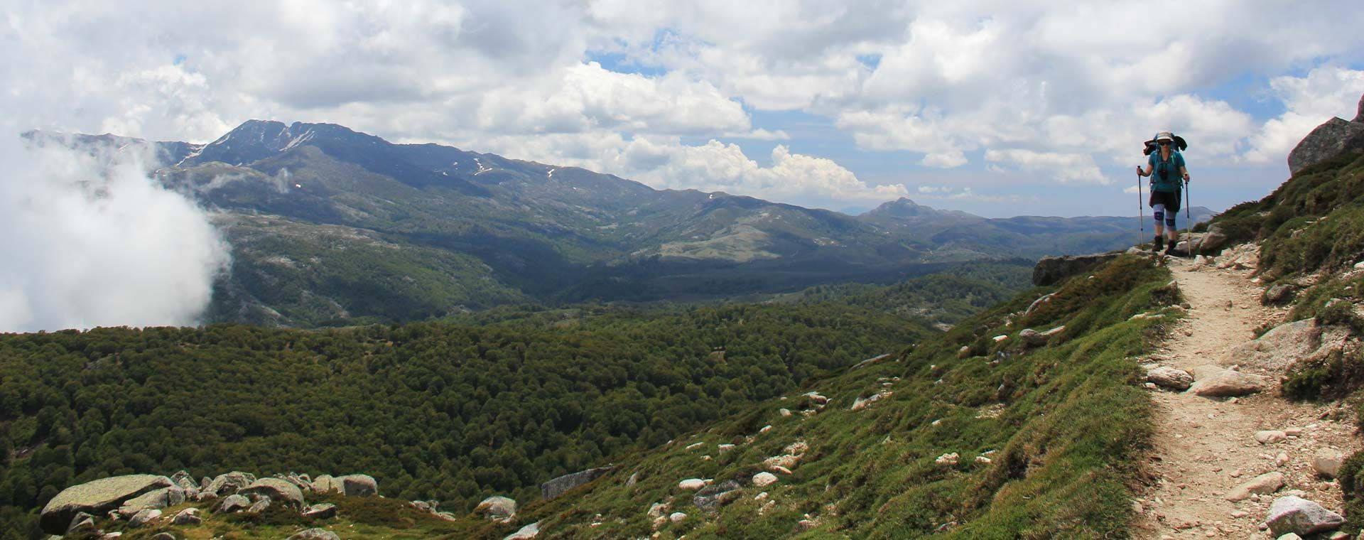 Randonneur sur le sentier du GR20 - Corse - France