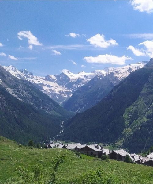 Glaciers du Grand Paradis avec village alpin en contrebas - Val d'Aoste - Italie