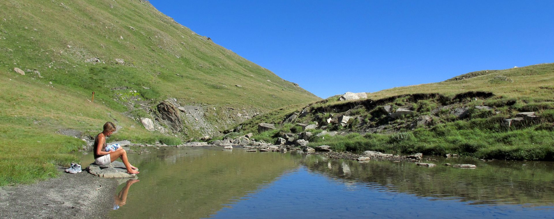Pause au bord d'un lac d'altitude - Grande Traversée des Alpes, France