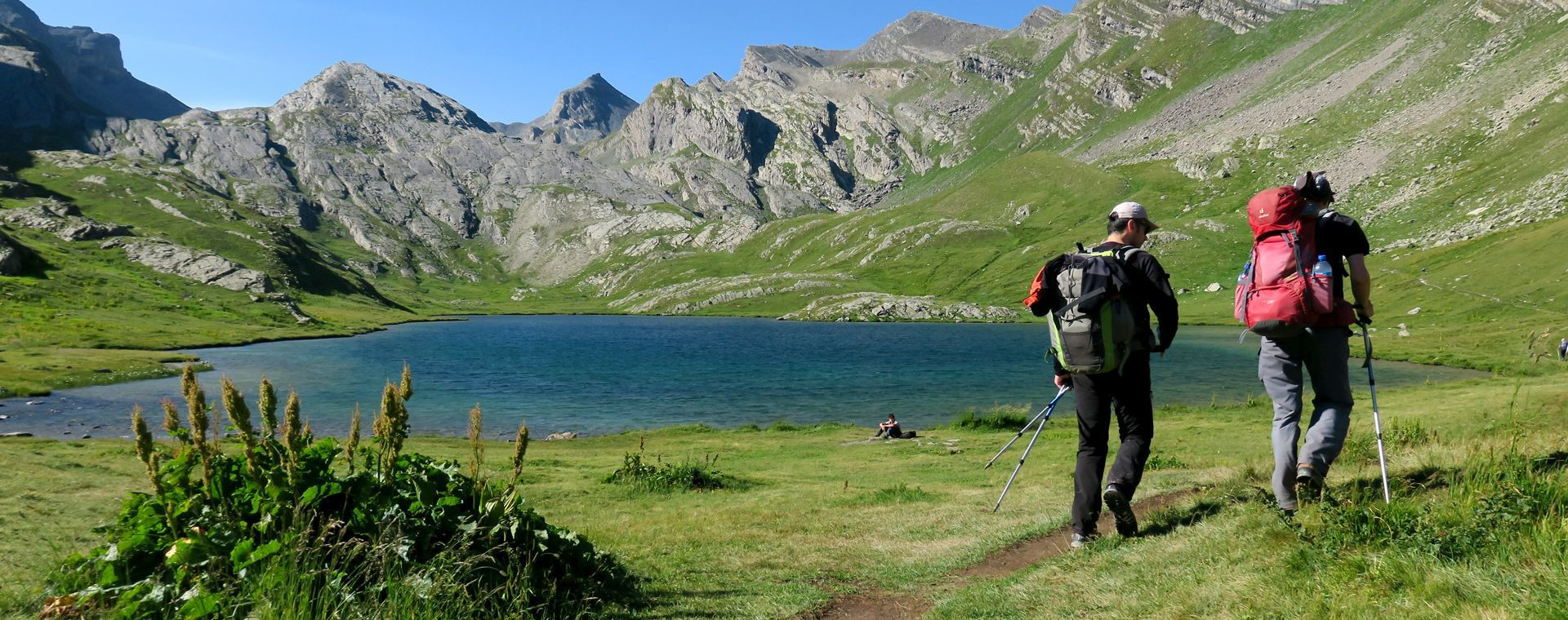 Randonneurs au bord d'un lac de montagne - Alpes - France