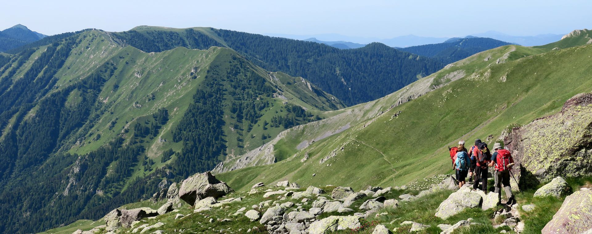 Randonneurs sur une crête herbeuse - Grande Traversée des Alpes - France